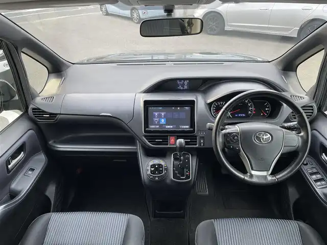 トヨタ ヴォクシー ZS 大阪府 2014(平26)年 12.8万km ブラッキッシュアゲハガラスフレーク (株)IDOMが運営する【じしゃロン東大阪店】の自社ローン専用車両になりますこちらは現金またはオートローンご利用時の価格です。自社ローンご希望の方は別途その旨お申付け下さい/純正ナビ【NSZT-Y64T】/フルセグTV/バックカメラ/アイドリングストップ/片側パワースライドドア/ビルトインETC/純正フロアマット/取説＆保証書/スマートキー＆プッシュスタート/LEDヘッドライト/オートライト/アイドリングストップ