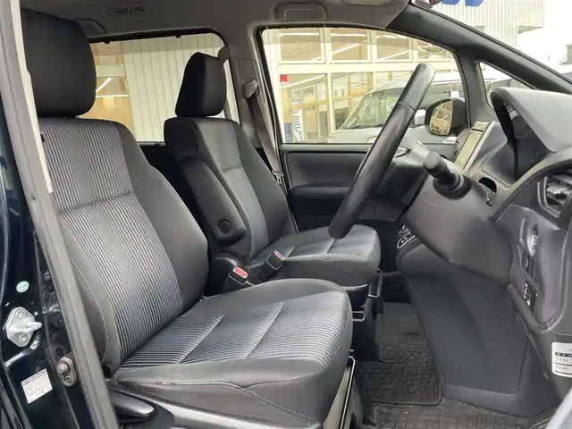 トヨタ ヴォクシー ZS 大阪府 2014(平26)年 12.8万km ブラッキッシュアゲハガラスフレーク (株)IDOMが運営する【じしゃロン東大阪店】の自社ローン専用車両になりますこちらは現金またはオートローンご利用時の価格です。自社ローンご希望の方は別途その旨お申付け下さい/純正ナビ【NSZT-Y64T】/フルセグTV/バックカメラ/アイドリングストップ/片側パワースライドドア/ビルトインETC/純正フロアマット/取説＆保証書/スマートキー＆プッシュスタート/LEDヘッドライト/オートライト/アイドリングストップ