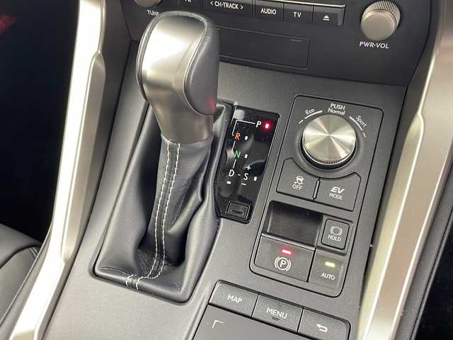 レクサス ＮＸ 300h Iパッケージ 岐阜県 2019(令1)年 5.5万km ソニッククォーツ パノラマルーフ/HUD/純正SDナビ/CD/DVD/SD/USB/Miracast/フルセグTV/パノラミックビューモニター/ETC2.0/純正ドラレコ/レクサスセーフティシステム/プリクラッシュセーフティ/レーントレーシングアシスト/レーダークルーズコントロール/アダブティブハイビーム/ブラインドスポットモニター/クリアランスソナー/黒レザーシート/前席パワーシート/前席シートヒーター/本革ステアリング/LEDヘッドライトシーケンシャル/純正17インチAW/保証書/取扱説明書/スマートキー/スペアキー
