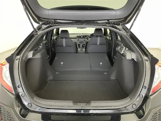 ホンダ シビック ハッチバック 埼玉県 2018(平30)年 2.7万km クリスタルブラックパール ホンダセンシング　純正ナビ　バックカメラ　ビルトインＥＴＣ　アダプティブクルーズコントロール　シートヒーター　ＨＤＭＩ　スマートキー　純正アルミホイール　オートライト　ＬＥＤライト　地デジフルセグ