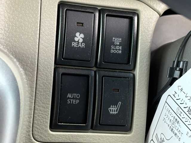 日産 ＮＶ１００クリッパー リオ G 大阪府 2023(令5)年 0.8万km スノーパールホワイト ナビ　/フルセグ　/Ｂｌｕｅｔｏｏｔｈ　/バックカメラ　/両側パワースライドドア　/オートステップ　/シートヒーター　/ドライブレコーダー　/ＥＴＣ　/ＬＥＤヘッドライト　/衝突軽減ブレーキ　/フロアーマット　/バイザー