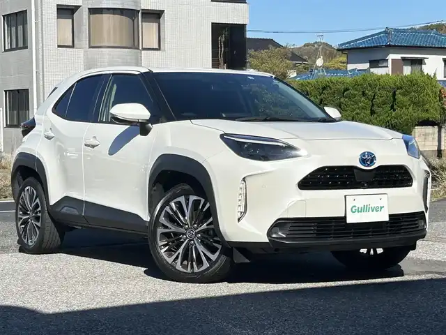 トヨタ ヤリスクロス ハイブリッド Z 千葉県 2022(令4)年 1.8万km ホワイトパールクリスタルシャイン 純正8インチディスプレイオーディオ＋ナビ/・フルセグTV/BTオーディオ/ラジオ/・Apple CarPlay/Android Auto対応/マルチテレインモニター/Toyota Safety Sense/・プリクラッシュセーフティシステム/・レーントレーシングアシスト/・レーダークルーズコントロール/・アダプティブハイビームシステム/・オートマチックハイビーム/・ロードサインアシスト/ブラインドスポットモニター/パーキングサポートブレーキ/ドライブレコーダー前後/ビルトインETC2.0/ハーフレザーシート/シートヒーター(D/N席)/パワーシート(D/N席)/純正フロアマット/純正１８インチアルミホイール/LEDヘッドランプ/取扱説明書/保証書