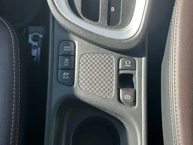 トヨタ ヤリスクロス ハイブリッド Z 千葉県 2022(令4)年 1.8万km ホワイトパールクリスタルシャイン 純正8インチディスプレイオーディオ＋ナビ/・フルセグTV/BTオーディオ/ラジオ/・Apple CarPlay/Android Auto対応/マルチテレインモニター/Toyota Safety Sense/・プリクラッシュセーフティシステム/・レーントレーシングアシスト/・レーダークルーズコントロール/・アダプティブハイビームシステム/・オートマチックハイビーム/・ロードサインアシスト/ブラインドスポットモニター/パーキングサポートブレーキ/ドライブレコーダー前後/ビルトインETC2.0/ハーフレザーシート/シートヒーター(D/N席)/パワーシート(D/N席)/純正フロアマット/純正１８インチアルミホイール/LEDヘッドランプ/取扱説明書/保証書