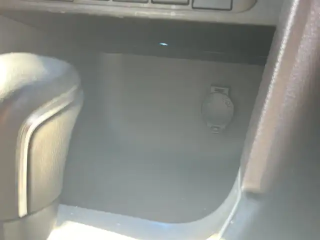 トヨタ ヤリスクロス ハイブリッド Z 千葉県 2022(令4)年 1.8万km ホワイトパールクリスタルシャイン 純正8インチディスプレイオーディオ＋ナビ/・フルセグTV/BTオーディオ/ラジオ/・Apple CarPlay/Android Auto対応/マルチテレインモニター/Toyota Safety Sense/・プリクラッシュセーフティシステム/・レーントレーシングアシスト/・レーダークルーズコントロール/・アダプティブハイビームシステム/・オートマチックハイビーム/・ロードサインアシスト/ブラインドスポットモニター/パーキングサポートブレーキ/ドライブレコーダー前後/ビルトインETC2.0/ハーフレザーシート/シートヒーター(D/N席)/パワーシート(D/N席)/純正フロアマット/純正１８インチアルミホイール/LEDヘッドランプ/取扱説明書/保証書