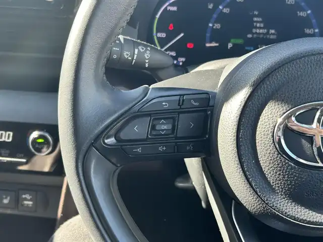 トヨタ ヤリスクロス ハイブリッド Z 千葉県 2022(令4)年 1.8万km ホワイトパールクリスタルシャイン 純正8インチディスプレイオーディオ＋ナビ/・フルセグTV/BTオーディオ/ラジオ/・Apple CarPlay/Android Auto対応/マルチテレインモニター/Toyota Safety Sense/・プリクラッシュセーフティシステム/・レーントレーシングアシスト/・レーダークルーズコントロール/・アダプティブハイビームシステム/・オートマチックハイビーム/・ロードサインアシスト/ブラインドスポットモニター/パーキングサポートブレーキ/ドライブレコーダー前後/ビルトインETC2.0/ハーフレザーシート/シートヒーター(D/N席)/パワーシート(D/N席)/純正フロアマット/純正１８インチアルミホイール/LEDヘッドランプ/取扱説明書/保証書