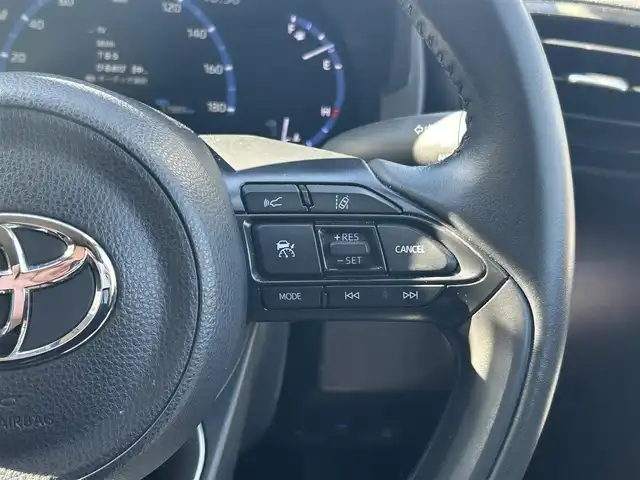 トヨタ ヤリスクロス ハイブリッド Z 千葉県 2022(令4)年 1.8万km ホワイトパールクリスタルシャイン 純正8インチディスプレイオーディオ＋ナビ/・フルセグTV/BTオーディオ/ラジオ/・Apple CarPlay/Android Auto対応/マルチテレインモニター/Toyota Safety Sense/・プリクラッシュセーフティシステム/・レーントレーシングアシスト/・レーダークルーズコントロール/・アダプティブハイビームシステム/・オートマチックハイビーム/・ロードサインアシスト/ブラインドスポットモニター/パーキングサポートブレーキ/ドライブレコーダー前後/ビルトインETC2.0/ハーフレザーシート/シートヒーター(D/N席)/パワーシート(D/N席)/純正フロアマット/純正１８インチアルミホイール/LEDヘッドランプ/取扱説明書/保証書