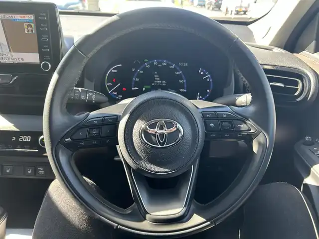 トヨタ ヤリスクロス ハイブリッド Z 千葉県 2022(令4)年 1.8万km ホワイトパールクリスタルシャイン 純正8インチディスプレイオーディオ＋ナビ/・フルセグTV/BTオーディオ/ラジオ/・Apple CarPlay/Android Auto対応/マルチテレインモニター/Toyota Safety Sense/・プリクラッシュセーフティシステム/・レーントレーシングアシスト/・レーダークルーズコントロール/・アダプティブハイビームシステム/・オートマチックハイビーム/・ロードサインアシスト/ブラインドスポットモニター/パーキングサポートブレーキ/ドライブレコーダー前後/ビルトインETC2.0/ハーフレザーシート/シートヒーター(D/N席)/パワーシート(D/N席)/純正フロアマット/純正１８インチアルミホイール/LEDヘッドランプ/取扱説明書/保証書