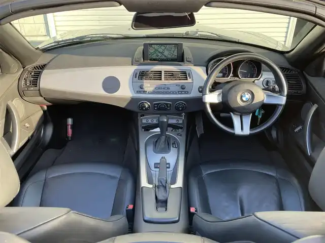 ＢＭＷ Ｚ４ 2．5i 道央・札幌 2004(平16)年 11.3万km チタンシルバーM ・純正ナビ/・社外マフラー/・電動格納ミラー/・オートエアコン/・オートライト/・フォグランプ/・DSC（横滑り防止装置）/・HIDヘッドライト/・レザーシート/・電動パワーシート両側/・社外フロアマット/・純正アルミホイール/・スペアキー/・パワーウインドウ/・パワーステアリング