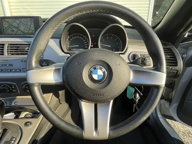 ＢＭＷ Ｚ４ 2．5i 道央・札幌 2004(平16)年 11.3万km チタンシルバーM ・純正ナビ/・社外マフラー/・電動格納ミラー/・オートエアコン/・オートライト/・フォグランプ/・DSC（横滑り防止装置）/・HIDヘッドライト/・レザーシート/・電動パワーシート両側/・社外フロアマット/・純正アルミホイール/・スペアキー/・パワーウインドウ/・パワーステアリング