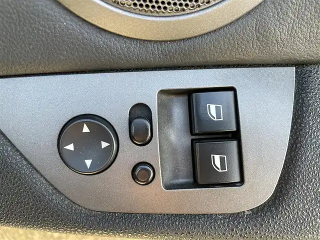 ＢＭＷ Ｚ４ 2．5i 道央・札幌 2004(平16)年 11.3万km チタンシルバーM ・純正ナビ/・社外マフラー/・電動格納ミラー/・オートエアコン/・オートライト/・フォグランプ/・DSC（横滑り防止装置）/・HIDヘッドライト/・レザーシート/・電動パワーシート両側/・社外フロアマット/・純正アルミホイール/・スペアキー/・パワーウインドウ/・パワーステアリング