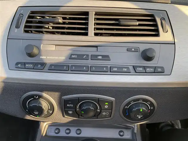 ＢＭＷ Ｚ４ 2．5i 道央・札幌 2004(平16)年 11.3万km チタンシルバーM ・純正ナビ/・社外マフラー/・電動格納ミラー/・オートエアコン/・オートライト/・フォグランプ/・DSC（横滑り防止装置）/・HIDヘッドライト/・レザーシート/・電動パワーシート両側/・社外フロアマット/・純正アルミホイール/・スペアキー/・パワーウインドウ/・パワーステアリング