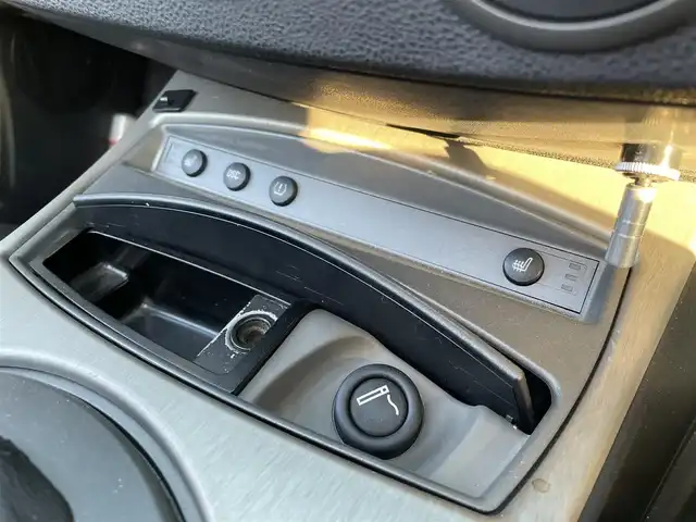 ＢＭＷ Ｚ４ 2．5i 道央・札幌 2004(平16)年 11.3万km チタンシルバーM ・純正ナビ/・社外マフラー/・電動格納ミラー/・オートエアコン/・オートライト/・フォグランプ/・DSC（横滑り防止装置）/・HIDヘッドライト/・レザーシート/・電動パワーシート両側/・社外フロアマット/・純正アルミホイール/・スペアキー/・パワーウインドウ/・パワーステアリング