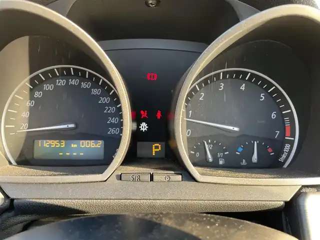 ＢＭＷ Ｚ４ 2．5i 道央・札幌 2004(平16)年 11.3万km チタンシルバーM ・純正ナビ/・社外マフラー/・電動格納ミラー/・オートエアコン/・オートライト/・フォグランプ/・DSC（横滑り防止装置）/・HIDヘッドライト/・レザーシート/・電動パワーシート両側/・社外フロアマット/・純正アルミホイール/・スペアキー/・パワーウインドウ/・パワーステアリング