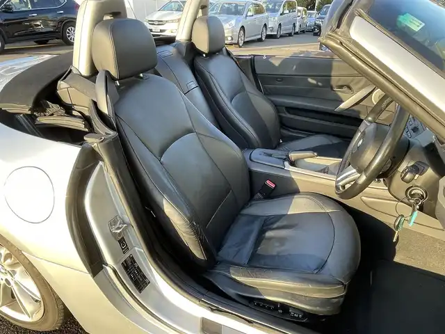 ＢＭＷ Ｚ４ 2．5i 道央・札幌 2004(平16)年 11.3万km チタンシルバーM ・純正ナビ/・社外マフラー/・電動格納ミラー/・オートエアコン/・オートライト/・フォグランプ/・DSC（横滑り防止装置）/・HIDヘッドライト/・レザーシート/・電動パワーシート両側/・社外フロアマット/・純正アルミホイール/・スペアキー/・パワーウインドウ/・パワーステアリング