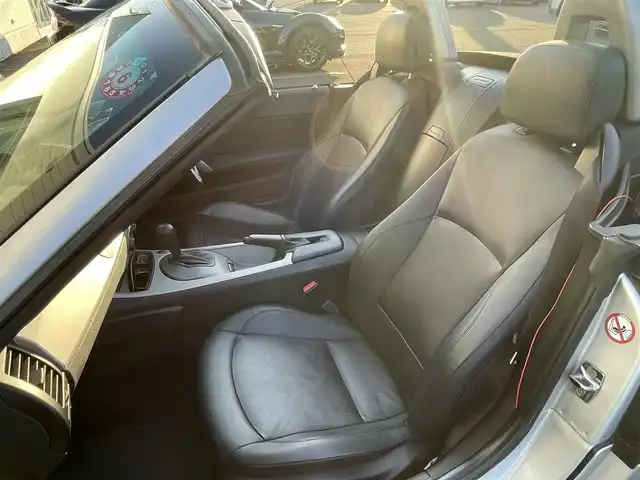 ＢＭＷ Ｚ４ 2．5i 道央・札幌 2004(平16)年 11.3万km チタンシルバーM ・純正ナビ/・社外マフラー/・電動格納ミラー/・オートエアコン/・オートライト/・フォグランプ/・DSC（横滑り防止装置）/・HIDヘッドライト/・レザーシート/・電動パワーシート両側/・社外フロアマット/・純正アルミホイール/・スペアキー/・パワーウインドウ/・パワーステアリング