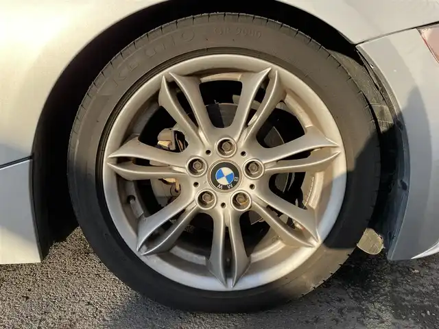 ＢＭＷ Ｚ４ 2．5i 道央・札幌 2004(平16)年 11.3万km チタンシルバーM ・純正ナビ/・社外マフラー/・電動格納ミラー/・オートエアコン/・オートライト/・フォグランプ/・DSC（横滑り防止装置）/・HIDヘッドライト/・レザーシート/・電動パワーシート両側/・社外フロアマット/・純正アルミホイール/・スペアキー/・パワーウインドウ/・パワーステアリング