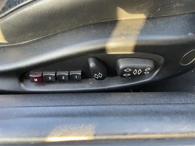 ＢＭＷ Ｚ４ 2．5i 道央・札幌 2004(平16)年 11.3万km チタンシルバーM ・純正ナビ/・社外マフラー/・電動格納ミラー/・オートエアコン/・オートライト/・フォグランプ/・DSC（横滑り防止装置）/・HIDヘッドライト/・レザーシート/・電動パワーシート両側/・社外フロアマット/・純正アルミホイール/・スペアキー/・パワーウインドウ/・パワーステアリング