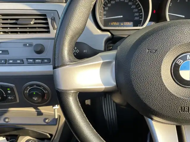 ＢＭＷ Ｚ４ 2．5i 道央・札幌 2004(平16)年 11.3万km チタンシルバーM ・純正ナビ/・社外マフラー/・電動格納ミラー/・オートエアコン/・オートライト/・フォグランプ/・DSC（横滑り防止装置）/・HIDヘッドライト/・レザーシート/・電動パワーシート両側/・社外フロアマット/・純正アルミホイール/・スペアキー/・パワーウインドウ/・パワーステアリング