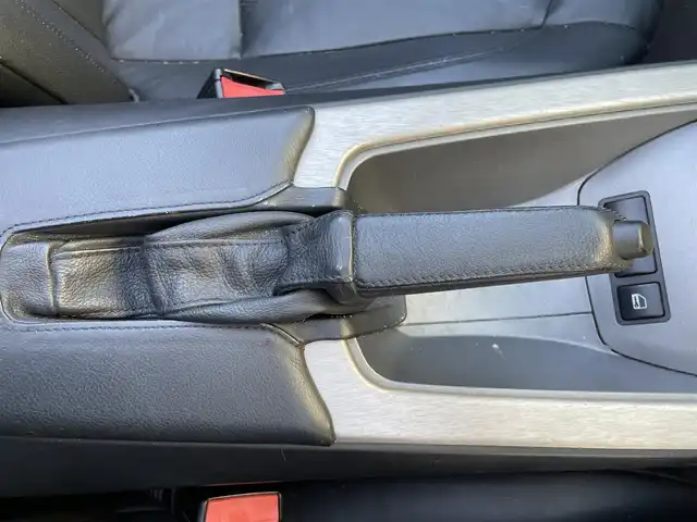 ＢＭＷ Ｚ４ 2．5i 道央・札幌 2004(平16)年 11.3万km チタンシルバーM ・純正ナビ/・社外マフラー/・電動格納ミラー/・オートエアコン/・オートライト/・フォグランプ/・DSC（横滑り防止装置）/・HIDヘッドライト/・レザーシート/・電動パワーシート両側/・社外フロアマット/・純正アルミホイール/・スペアキー/・パワーウインドウ/・パワーステアリング