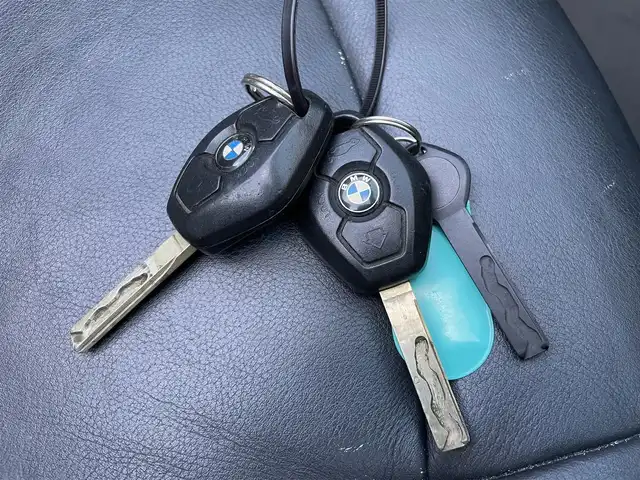 ＢＭＷ Ｚ４ 2．5i 道央・札幌 2004(平16)年 11.3万km チタンシルバーM ・純正ナビ/・社外マフラー/・電動格納ミラー/・オートエアコン/・オートライト/・フォグランプ/・DSC（横滑り防止装置）/・HIDヘッドライト/・レザーシート/・電動パワーシート両側/・社外フロアマット/・純正アルミホイール/・スペアキー/・パワーウインドウ/・パワーステアリング