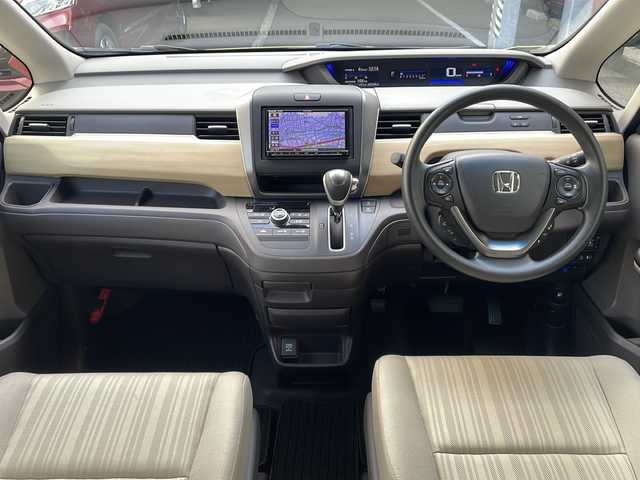 ホンダ フリード G ホンダセンシング 広島県 2017(平29)年 2.8万km シトロンドロップ 禁煙/ホンダセンシング/・衝突軽減ブレーキ〈CMBS〉/・誤発進抑制機能/・ACC〈アダプティブ・クルーズ・コントロール〉/・LKAS〈車線維持支援システム〉/・歩行者事故低減ステアリング/・路外逸脱抑制機能/・先行車発進お知らせ機能/・標識認識機能/社外ナビ（CN-RE03D）/・フルセグ/CD/DVD/Bluetooth/SD/REC/バックカメラ/両側パワースライドドア/ステアリングスイッチ/スマートキー/プッシュスタート/スペアキー/純正ドアバイザー/前後ドライブレコーダー（DRH-224SD）/ETC/純正15インチアルミホイール/Wエアバック