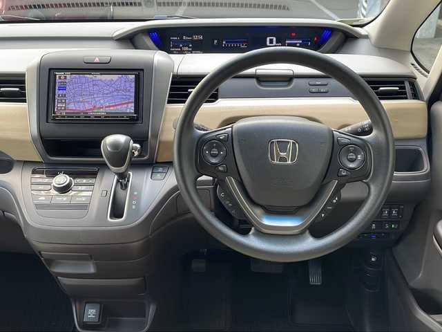 ホンダ フリード G ホンダセンシング 広島県 2017(平29)年 2.8万km シトロンドロップ 禁煙/ホンダセンシング/・衝突軽減ブレーキ〈CMBS〉/・誤発進抑制機能/・ACC〈アダプティブ・クルーズ・コントロール〉/・LKAS〈車線維持支援システム〉/・歩行者事故低減ステアリング/・路外逸脱抑制機能/・先行車発進お知らせ機能/・標識認識機能/社外ナビ（CN-RE03D）/・フルセグ/CD/DVD/Bluetooth/SD/REC/バックカメラ/両側パワースライドドア/ステアリングスイッチ/スマートキー/プッシュスタート/スペアキー/純正ドアバイザー/前後ドライブレコーダー（DRH-224SD）/ETC/純正15インチアルミホイール/Wエアバック