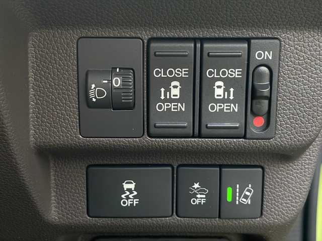 ホンダ フリード G ホンダセンシング 広島県 2017(平29)年 2.8万km シトロンドロップ 禁煙/ホンダセンシング/・衝突軽減ブレーキ〈CMBS〉/・誤発進抑制機能/・ACC〈アダプティブ・クルーズ・コントロール〉/・LKAS〈車線維持支援システム〉/・歩行者事故低減ステアリング/・路外逸脱抑制機能/・先行車発進お知らせ機能/・標識認識機能/社外ナビ（CN-RE03D）/・フルセグ/CD/DVD/Bluetooth/SD/REC/バックカメラ/両側パワースライドドア/ステアリングスイッチ/スマートキー/プッシュスタート/スペアキー/純正ドアバイザー/前後ドライブレコーダー（DRH-224SD）/ETC/純正15インチアルミホイール/Wエアバック