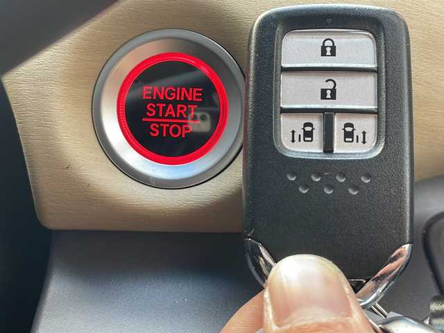 ホンダ フリード G ホンダセンシング 広島県 2017(平29)年 2.8万km シトロンドロップ 禁煙/ホンダセンシング/・衝突軽減ブレーキ〈CMBS〉/・誤発進抑制機能/・ACC〈アダプティブ・クルーズ・コントロール〉/・LKAS〈車線維持支援システム〉/・歩行者事故低減ステアリング/・路外逸脱抑制機能/・先行車発進お知らせ機能/・標識認識機能/社外ナビ（CN-RE03D）/・フルセグ/CD/DVD/Bluetooth/SD/REC/バックカメラ/両側パワースライドドア/ステアリングスイッチ/スマートキー/プッシュスタート/スペアキー/純正ドアバイザー/前後ドライブレコーダー（DRH-224SD）/ETC/純正15インチアルミホイール/Wエアバック