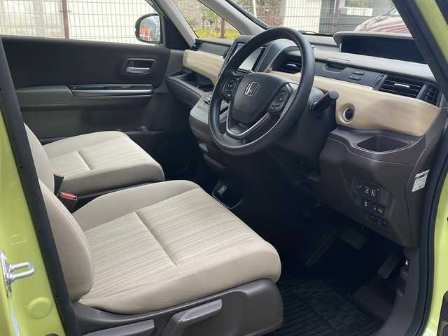 ホンダ フリード G ホンダセンシング 広島県 2017(平29)年 2.8万km シトロンドロップ 禁煙/ホンダセンシング/・衝突軽減ブレーキ〈CMBS〉/・誤発進抑制機能/・ACC〈アダプティブ・クルーズ・コントロール〉/・LKAS〈車線維持支援システム〉/・歩行者事故低減ステアリング/・路外逸脱抑制機能/・先行車発進お知らせ機能/・標識認識機能/社外ナビ（CN-RE03D）/・フルセグ/CD/DVD/Bluetooth/SD/REC/バックカメラ/両側パワースライドドア/ステアリングスイッチ/スマートキー/プッシュスタート/スペアキー/純正ドアバイザー/前後ドライブレコーダー（DRH-224SD）/ETC/純正15インチアルミホイール/Wエアバック