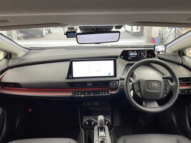 トヨタ プリウス Z 兵庫県 2023(令5)年 2.3万km アティチュードブラックマイカ ・純正12.3インチナビ&HDディスプレイオーディオ&TV&USB&AppleCarPlay&AndroidAutoTM&Miracast&T-Connect/・パノラミックビューモニター（床下透過表示機能付）/・デジタルインナーミラー/・合成皮革シート/・前席シートヒーター/・前席シートベンチレーション/・パワーバックドア/・Bi-Beam LEDヘッドランプ/・LEDターンランプ/・LEDクリアランスランプ/・LEDデイライト/・ナノイーX/・ワイヤレス充電器/・ステアリングヒーター/・ToyotaSafetySense/・プリクラッシュセーフティ/・フロントクロストラフィックアラート/・レーントレーシングアシスト/・レーダークルーズコントロール/・オートマチックハイビーム/・ロードサインアシスト/・ドライバー異常時対応システム/・プロアクティブドライビングアシスト/・発進遅れ告知機能/・パーキングサポートブレーキ/・ブラインドスポットモニター/・アドバンスト パーク/・ワイヤレス充電器/・ビルドインETC2.0　