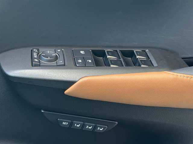 レクサス ＮＸ 300 バージョンL 大阪府 2018(平30)年 3万km グラファイトブラックガラスフレーク OP:パノラマルーフ/10.3インチワイドディスプレイ/本革シート/本革ステアリング/前席パワーシート/前席シートクーラー/4座シートヒーター/ステアリングヒーター/電動格納セカンドシート/パワーバックドア/ドライブレコーダー/ビルトインETC（ETC2.0）/プリクラッシュセーフティー/・歩行者検知機能付き衝突回避支援/レーントレーシングアシスト/オートマチックハイビーム/アダプティブハイビーム/レーダークルーズコントロール/ブラインドスポットモニター/ロードサインアシスト/クリアランスソナー/10.5インチワイドディスプレイ/LED3眼ヘッドライト/電動パーキングブレーキ/ウィンカーミラー