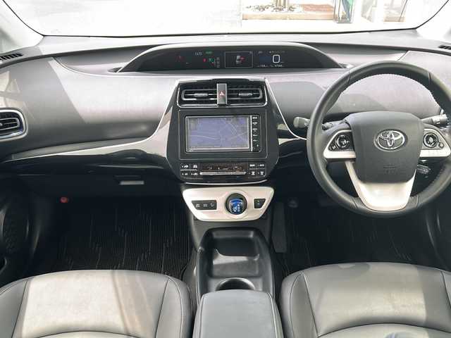 トヨタ プリウス S ツーリングセレクション 福岡県 2016(平28)年 4.8万km ホワイトパールクリスタルシャイン ・純正ナビ【NSCD-W66】/-BT/フルセグTV/CD/DVD/FM/AM/・バックカメラ/・レーダークルーズコントロール/・前後ドライブレコーダー【DRV-MR740】/・衝突軽減ブレーキ/・車線逸脱警報/・オートライト/・オートハイビーム/・ウィンカーミラー/・ドアバイザー/・純正アルミ17インチ/・純正フロアマット/・ETC/・スマートキー