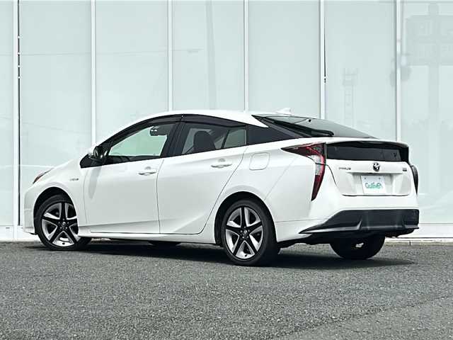 トヨタ プリウス S ツーリングセレクション 福岡県 2016(平28)年 4.8万km ホワイトパールクリスタルシャイン ・純正ナビ【NSCD-W66】/-BT/フルセグTV/CD/DVD/FM/AM/・バックカメラ/・レーダークルーズコントロール/・前後ドライブレコーダー【DRV-MR740】/・衝突軽減ブレーキ/・車線逸脱警報/・オートライト/・オートハイビーム/・ウィンカーミラー/・ドアバイザー/・純正アルミ17インチ/・純正フロアマット/・ETC/・スマートキー