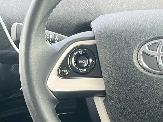 トヨタ プリウス S ツーリングセレクション 福岡県 2016(平28)年 4.8万km ホワイトパールクリスタルシャイン ・純正ナビ【NSCD-W66】/-BT/フルセグTV/CD/DVD/FM/AM/・バックカメラ/・レーダークルーズコントロール/・前後ドライブレコーダー【DRV-MR740】/・衝突軽減ブレーキ/・車線逸脱警報/・オートライト/・オートハイビーム/・ウィンカーミラー/・ドアバイザー/・純正アルミ17インチ/・純正フロアマット/・ETC/・スマートキー
