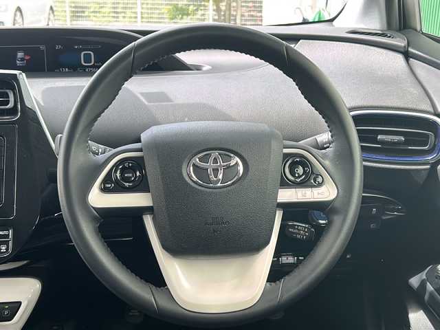 トヨタ プリウス S ツーリングセレクション 福岡県 2016(平28)年 4.8万km ホワイトパールクリスタルシャイン ・純正ナビ【NSCD-W66】/-BT/フルセグTV/CD/DVD/FM/AM/・バックカメラ/・レーダークルーズコントロール/・前後ドライブレコーダー【DRV-MR740】/・衝突軽減ブレーキ/・車線逸脱警報/・オートライト/・オートハイビーム/・ウィンカーミラー/・ドアバイザー/・純正アルミ17インチ/・純正フロアマット/・ETC/・スマートキー
