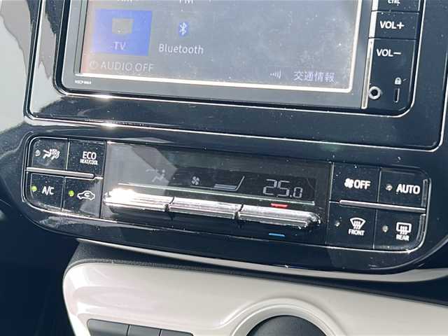 トヨタ プリウス S ツーリングセレクション 福岡県 2016(平28)年 4.8万km ホワイトパールクリスタルシャイン ・純正ナビ【NSCD-W66】/-BT/フルセグTV/CD/DVD/FM/AM/・バックカメラ/・レーダークルーズコントロール/・前後ドライブレコーダー【DRV-MR740】/・衝突軽減ブレーキ/・車線逸脱警報/・オートライト/・オートハイビーム/・ウィンカーミラー/・ドアバイザー/・純正アルミ17インチ/・純正フロアマット/・ETC/・スマートキー