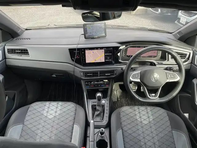 フォルクスワーゲン ＶＷ ポロ TSI Rライン 埼玉県 2023(令5)年 0.6万km 黒 ワンオーナー/ターボ/純正メモリーナビ/（ラジオ＆ＢＴ）/バックカメラ/ビルトインＥＴＣ（２.０）/ドライブレコーダー（前後）/パーキングアシスト/前後コーナーセンサー/ブラインドスポットモニター/レータークルーズコントロール/パドルシフト/ステアリングリモコン/革巻きステアリング/アイドリングストップ/純正１７inアルミホイール/オートライト/ＬＥＤライト/フォグランプ /ウィンカーミラー/電動格納ミラー/スマートキー/プッシュスタート/Ｗエアバッグ/横滑り防止装置/ＡＢＳ/フロアマット/新車保証書/スマートスペアキー有