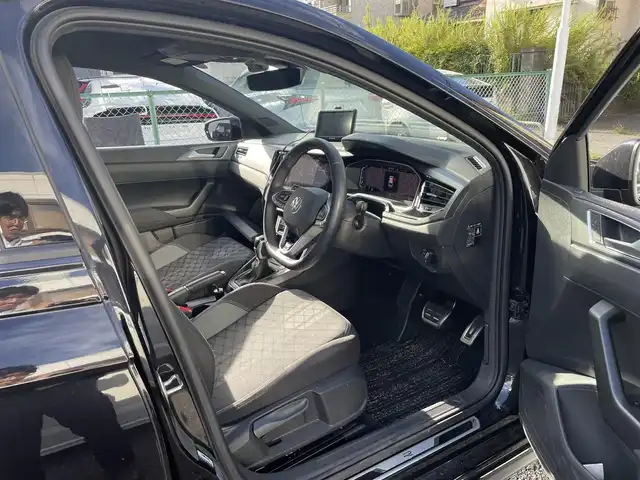 フォルクスワーゲン ＶＷ ポロ TSI Rライン 埼玉県 2023(令5)年 0.6万km 黒 ワンオーナー/ターボ/純正メモリーナビ/（ラジオ＆ＢＴ）/バックカメラ/ビルトインＥＴＣ（２.０）/ドライブレコーダー（前後）/パーキングアシスト/前後コーナーセンサー/ブラインドスポットモニター/レータークルーズコントロール/パドルシフト/ステアリングリモコン/革巻きステアリング/アイドリングストップ/純正１７inアルミホイール/オートライト/ＬＥＤライト/フォグランプ /ウィンカーミラー/電動格納ミラー/スマートキー/プッシュスタート/Ｗエアバッグ/横滑り防止装置/ＡＢＳ/フロアマット/新車保証書/スマートスペアキー有