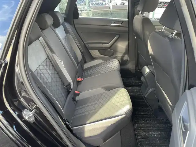 フォルクスワーゲン ＶＷ ポロ TSI Rライン 埼玉県 2023(令5)年 0.6万km 黒 ワンオーナー/ターボ/純正メモリーナビ/（ラジオ＆ＢＴ）/バックカメラ/ビルトインＥＴＣ（２.０）/ドライブレコーダー（前後）/パーキングアシスト/前後コーナーセンサー/ブラインドスポットモニター/レータークルーズコントロール/パドルシフト/ステアリングリモコン/革巻きステアリング/アイドリングストップ/純正１７inアルミホイール/オートライト/ＬＥＤライト/フォグランプ /ウィンカーミラー/電動格納ミラー/スマートキー/プッシュスタート/Ｗエアバッグ/横滑り防止装置/ＡＢＳ/フロアマット/新車保証書/スマートスペアキー有