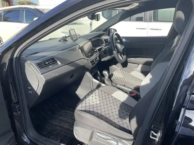 フォルクスワーゲン ＶＷ ポロ TSI Rライン 埼玉県 2023(令5)年 0.6万km 黒 ワンオーナー/ターボ/純正メモリーナビ/（ラジオ＆ＢＴ）/バックカメラ/ビルトインＥＴＣ（２.０）/ドライブレコーダー（前後）/パーキングアシスト/前後コーナーセンサー/ブラインドスポットモニター/レータークルーズコントロール/パドルシフト/ステアリングリモコン/革巻きステアリング/アイドリングストップ/純正１７inアルミホイール/オートライト/ＬＥＤライト/フォグランプ /ウィンカーミラー/電動格納ミラー/スマートキー/プッシュスタート/Ｗエアバッグ/横滑り防止装置/ＡＢＳ/フロアマット/新車保証書/スマートスペアキー有