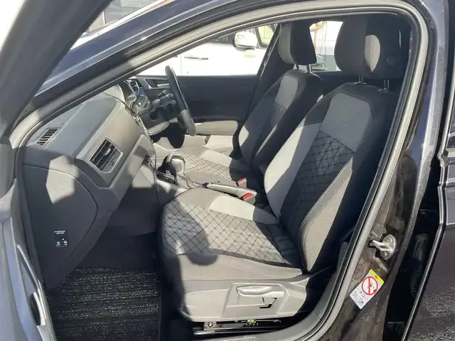 フォルクスワーゲン ＶＷ ポロ TSI Rライン 埼玉県 2023(令5)年 0.6万km 黒 ワンオーナー/ターボ/純正メモリーナビ/（ラジオ＆ＢＴ）/バックカメラ/ビルトインＥＴＣ（２.０）/ドライブレコーダー（前後）/パーキングアシスト/前後コーナーセンサー/ブラインドスポットモニター/レータークルーズコントロール/パドルシフト/ステアリングリモコン/革巻きステアリング/アイドリングストップ/純正１７inアルミホイール/オートライト/ＬＥＤライト/フォグランプ /ウィンカーミラー/電動格納ミラー/スマートキー/プッシュスタート/Ｗエアバッグ/横滑り防止装置/ＡＢＳ/フロアマット/新車保証書/スマートスペアキー有
