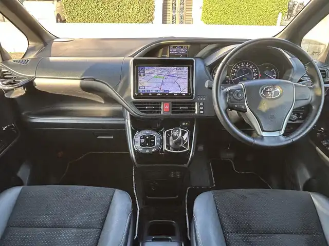 トヨタ ヴォクシー ハイブリッド ZS 煌Ⅲ 大阪府 2020(令2)年 5.2万km ホワイトパールクリスタルシャイン ９インチナビ　/フルセグ　/Ｂｌｕｅｔｏｏｔｈ　/バックカメラ　/フリップダウンモニター　/両側パワースライド　/前席シートヒーター　/クルーズコントロール　/前後ドライブレコーダー　/前後コーナーセンサー　/ＥＴＣ