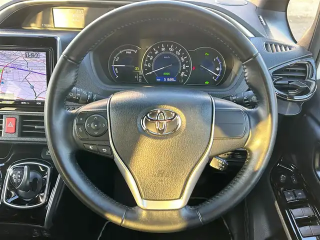 トヨタ ヴォクシー ハイブリッド ZS 煌Ⅲ 大阪府 2020(令2)年 5.2万km ホワイトパールクリスタルシャイン ９インチナビ　/フルセグ　/Ｂｌｕｅｔｏｏｔｈ　/バックカメラ　/フリップダウンモニター　/両側パワースライド　/前席シートヒーター　/クルーズコントロール　/前後ドライブレコーダー　/前後コーナーセンサー　/ＥＴＣ