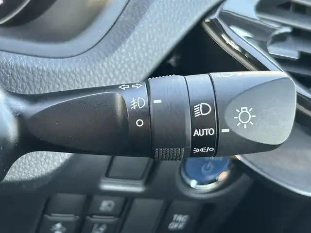 トヨタ ヴォクシー ハイブリッド ZS 煌Ⅲ 大阪府 2020(令2)年 5.2万km ホワイトパールクリスタルシャイン ９インチナビ　/フルセグ　/Ｂｌｕｅｔｏｏｔｈ　/バックカメラ　/フリップダウンモニター　/両側パワースライド　/前席シートヒーター　/クルーズコントロール　/前後ドライブレコーダー　/前後コーナーセンサー　/ＥＴＣ