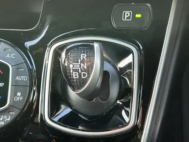 トヨタ ヴォクシー ハイブリッド ZS 煌Ⅲ 大阪府 2020(令2)年 5.2万km ホワイトパールクリスタルシャイン ９インチナビ　/フルセグ　/Ｂｌｕｅｔｏｏｔｈ　/バックカメラ　/フリップダウンモニター　/両側パワースライド　/前席シートヒーター　/クルーズコントロール　/前後ドライブレコーダー　/前後コーナーセンサー　/ＥＴＣ