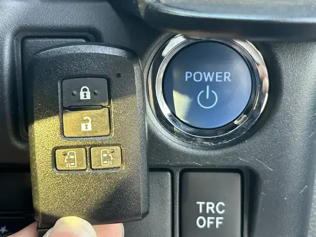 トヨタ ヴォクシー ハイブリッド ZS 煌Ⅲ 大阪府 2020(令2)年 5.2万km ホワイトパールクリスタルシャイン ９インチナビ　/フルセグ　/Ｂｌｕｅｔｏｏｔｈ　/バックカメラ　/フリップダウンモニター　/両側パワースライド　/前席シートヒーター　/クルーズコントロール　/前後ドライブレコーダー　/前後コーナーセンサー　/ＥＴＣ