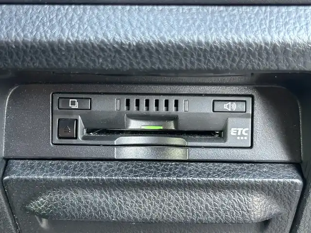 トヨタ ヴォクシー ハイブリッド ZS 煌Ⅲ 大阪府 2020(令2)年 5.2万km ホワイトパールクリスタルシャイン ９インチナビ　/フルセグ　/Ｂｌｕｅｔｏｏｔｈ　/バックカメラ　/フリップダウンモニター　/両側パワースライド　/前席シートヒーター　/クルーズコントロール　/前後ドライブレコーダー　/前後コーナーセンサー　/ＥＴＣ