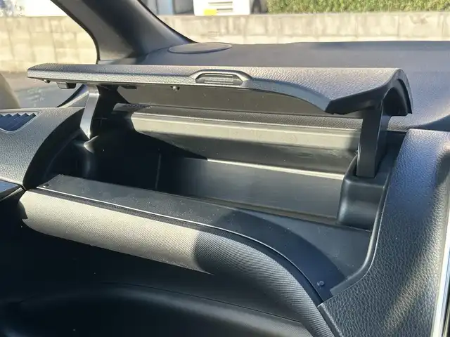 トヨタ ヴォクシー ハイブリッド ZS 煌Ⅲ 大阪府 2020(令2)年 5.2万km ホワイトパールクリスタルシャイン ９インチナビ　/フルセグ　/Ｂｌｕｅｔｏｏｔｈ　/バックカメラ　/フリップダウンモニター　/両側パワースライド　/前席シートヒーター　/クルーズコントロール　/前後ドライブレコーダー　/前後コーナーセンサー　/ＥＴＣ