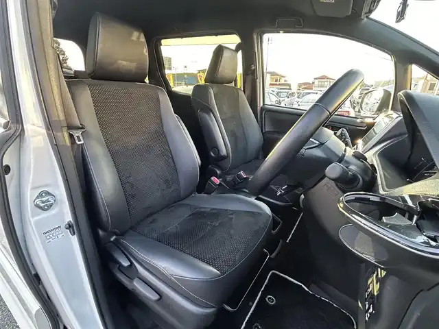 トヨタ ヴォクシー ハイブリッド ZS 煌Ⅲ 大阪府 2020(令2)年 5.2万km ホワイトパールクリスタルシャイン ９インチナビ　/フルセグ　/Ｂｌｕｅｔｏｏｔｈ　/バックカメラ　/フリップダウンモニター　/両側パワースライド　/前席シートヒーター　/クルーズコントロール　/前後ドライブレコーダー　/前後コーナーセンサー　/ＥＴＣ