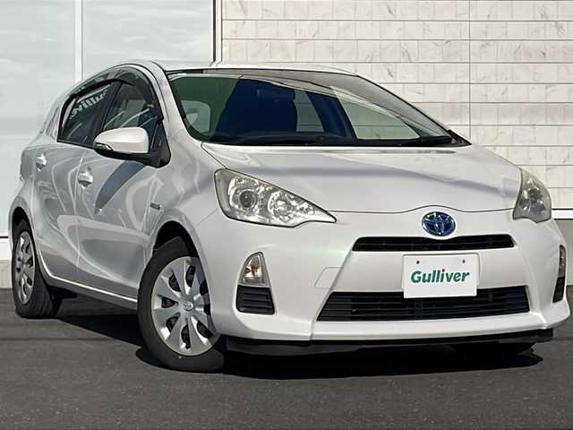 トヨタ アクア S 岩手県 2013(平25)年 7.2万km ライムホワイトパールクリスタルシャイン 純正メモリナビ/AM/FM/CD/DVD/Bluetooth/ワンセグTV/バックカメラ/ETC/衝突被害軽減ブレーキ/横滑り防止装置/オートライト/スマートキー/プッシュスタート/電動格納ミラー/純正15インチAW/取扱説明書